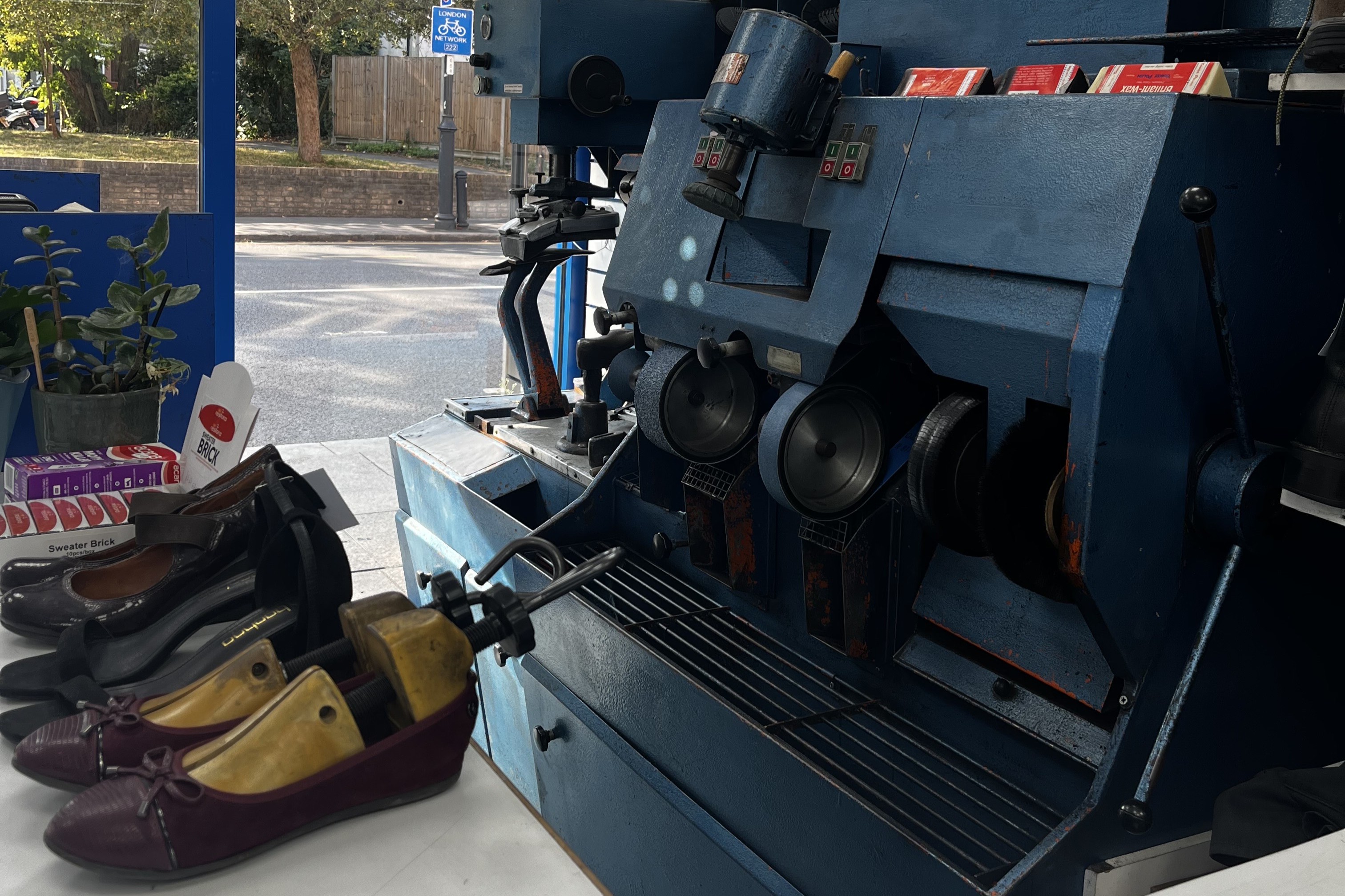 Shoe repair machine
